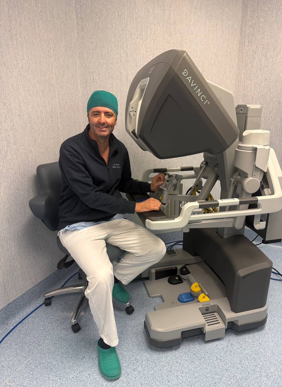 Il Dott. Davide Giraudo alla console del robot chirurgico Da Vinci Xi